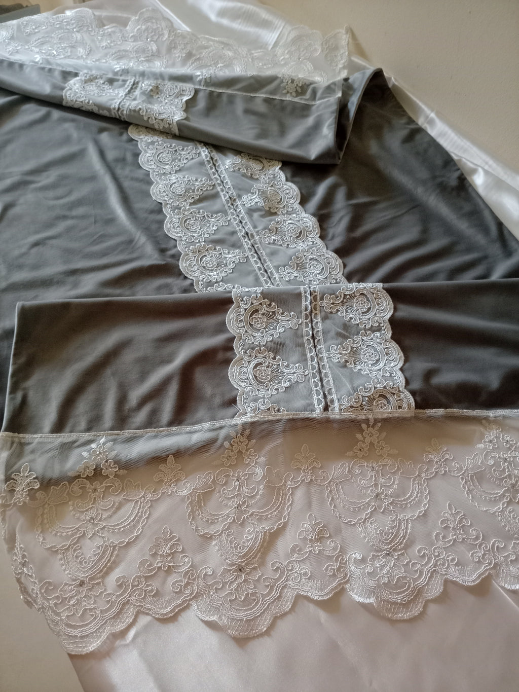 Runner realizzato in velluto e pizzo con strass - Fatto a mano