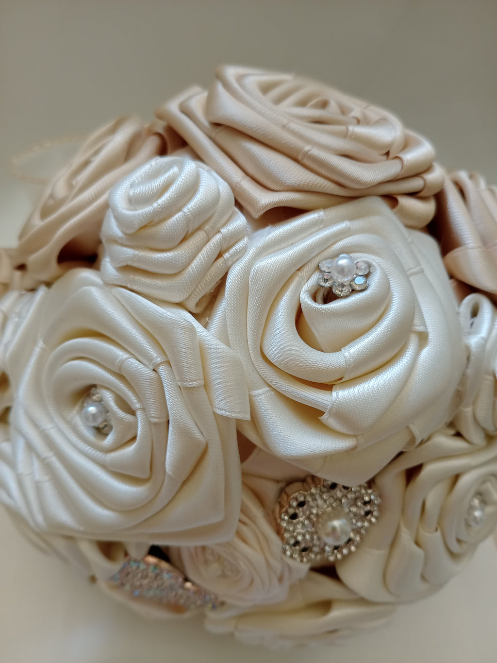 Bouquet Sposa Bicolore Avorio Chiaro e Scuro – Rose Fatte a Mano, Personalizzabile
