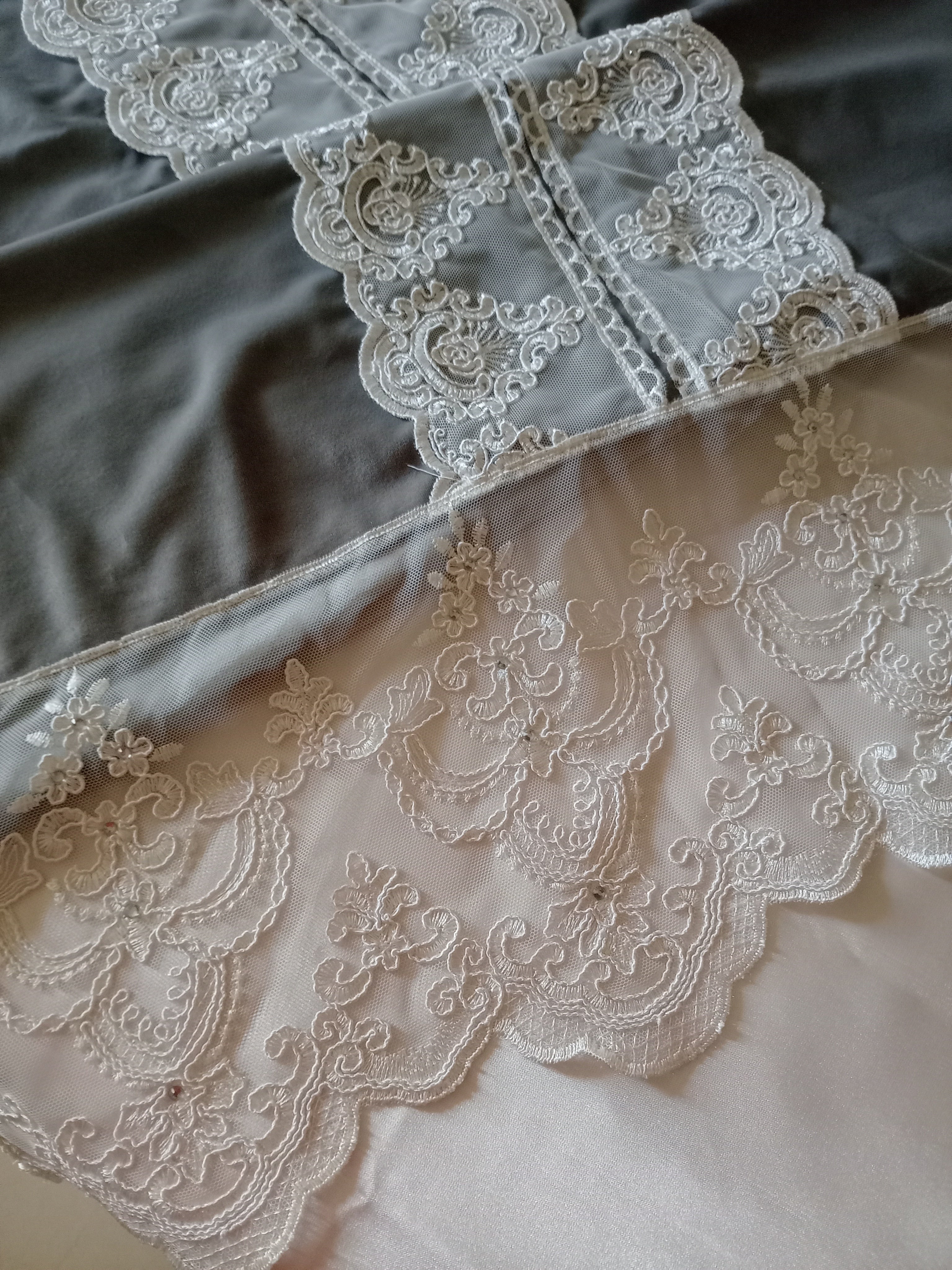 Runner realizzato in velluto e pizzo con strass - Fatto a mano