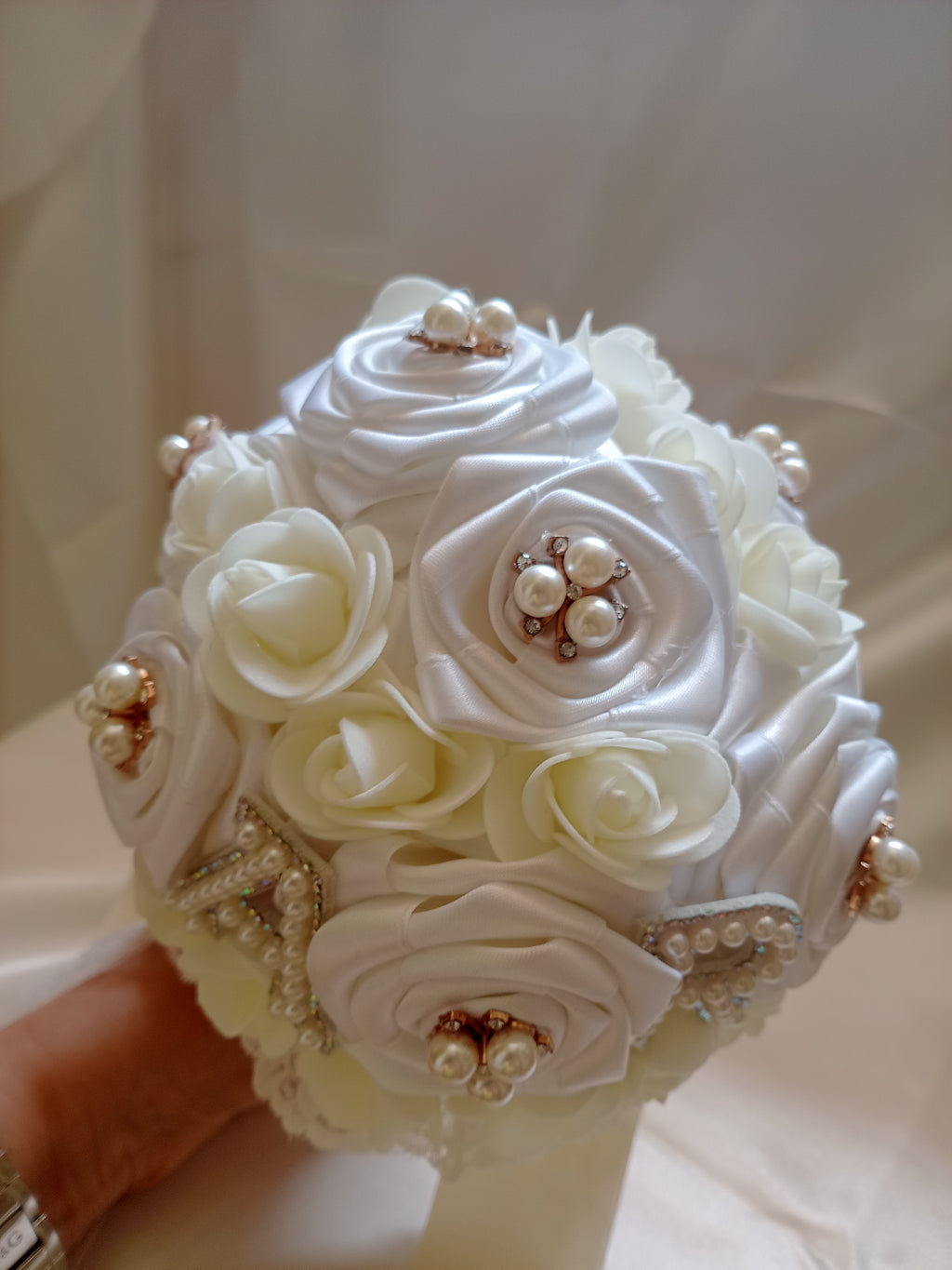 Bouquet Sposa con Rose Fatte a Mano – Avorio Chiaro, Personalizzabile con Iniziali