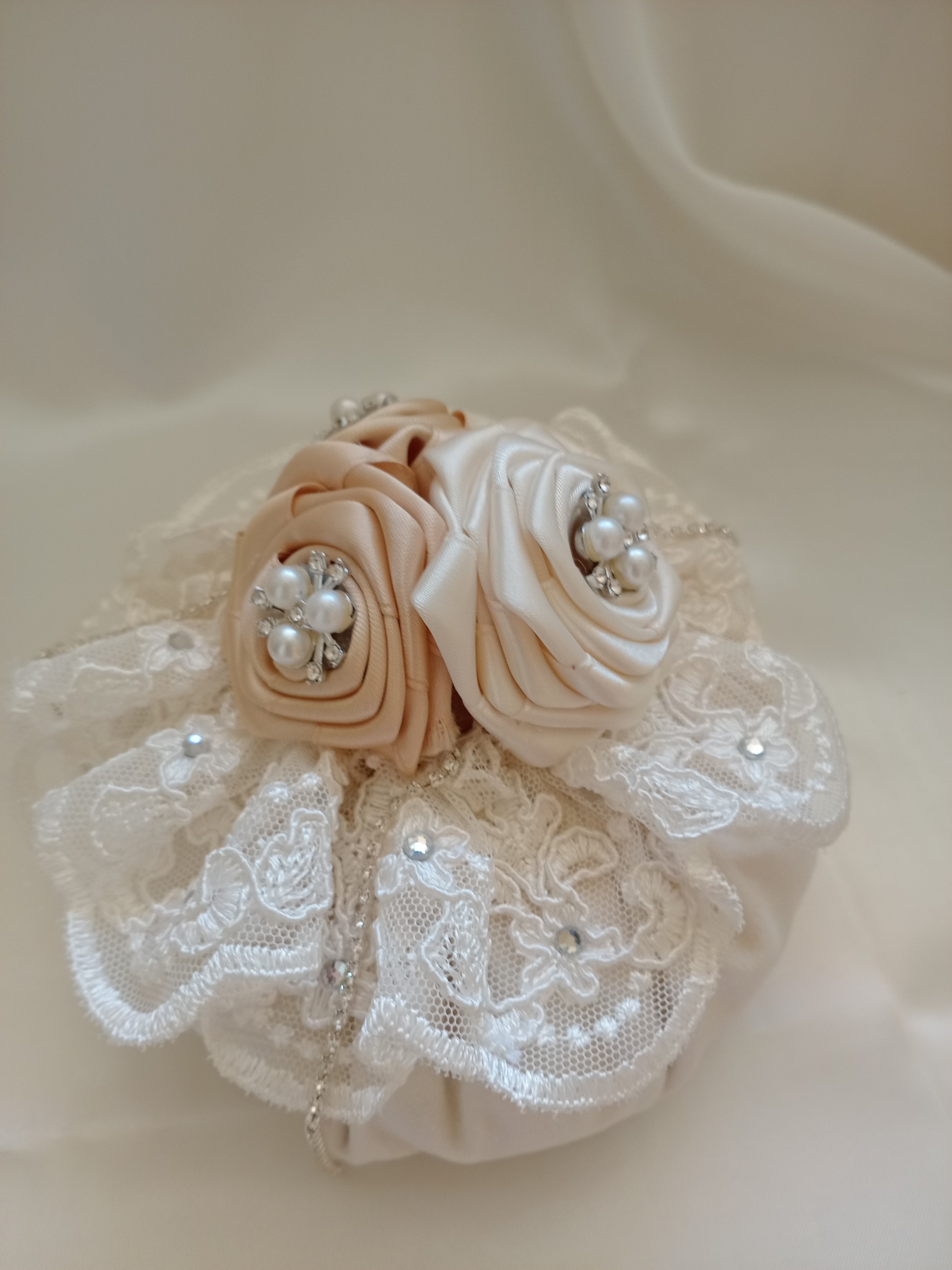 Bon Bon in Velluto con Rose – Bomboniera Matrimonio Fatta a Mano