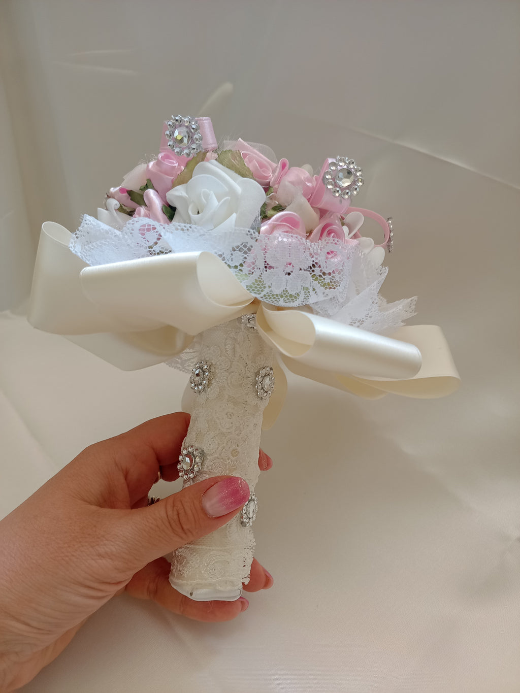 Bouquet Damigella con Fiori in Lattice e Raso – Fatto a Mano, Personalizzabile